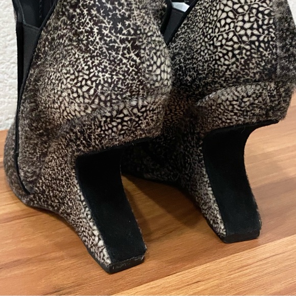 STUART WEITZMAN Dyed Calf Fur Hair Spliced Cavalino Curved Wedge Booties Size 8 - Picture 13 of 16